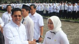Pose foto bersama Bupati Lombok Timur, Haerul Warisin menyerahkan Surat Keputusan (SK) kepada Pegawai PPPK di halaman Kantor Bupati, Rabu 30 April 2025.(Foto: Lombokini.com).
