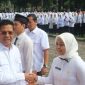 Pose foto bersama Bupati Lombok Timur, Haerul Warisin menyerahkan Surat Keputusan (SK) kepada Pegawai PPPK di halaman Kantor Bupati, Rabu 30 April 2025.(Foto: Lombokini.com).