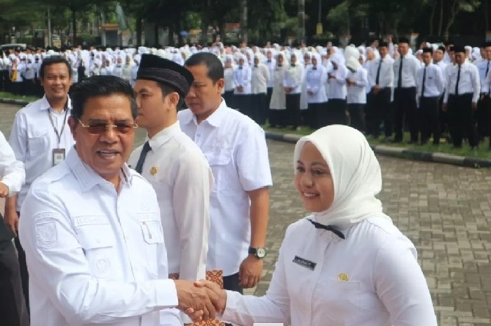 Pose foto bersama Bupati Lombok Timur, Haerul Warisin menyerahkan Surat Keputusan (SK) kepada Pegawai PPPK di halaman Kantor Bupati, Rabu 30 April 2025.(Foto: Lombokini.com).