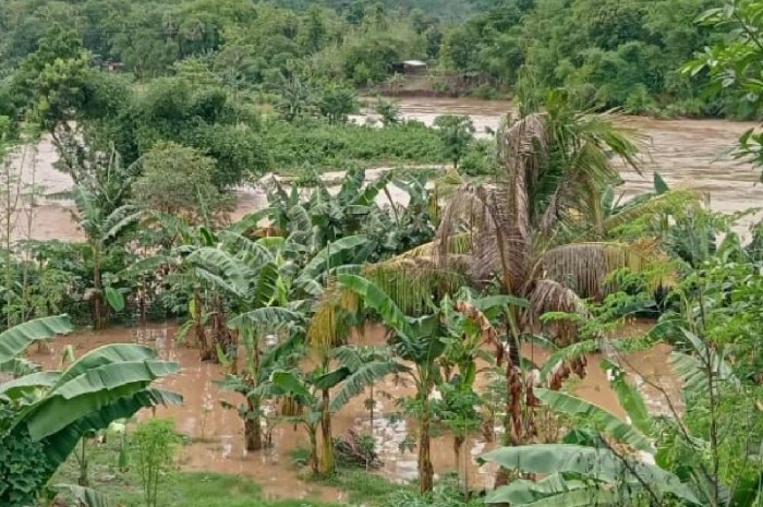 Bibit Siklon Tropis 97S mengakibatkan cuaca ekstrem dan merendam kawasan di Kota Bima, NTB. (Foto: Lombokini.com).