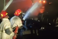 Detik-Detik Tim Damkar Lombok Timur Padamkan Kebakaran di PLTU Sambelia, Ahad 2 November 2025 dini hari. (Foto: Lombokini.com/Damkar Lotim).