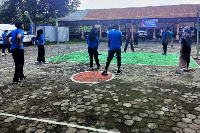 Dinkes Lotim Semarakkan HKN ke-61 dengan Lomba Voli Plastik. (Foto: Lombokini.com).