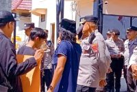 Massa aksi GPAK menggelar demo di Mapolres Lombok Timur, menuntut Kapolres mundur dan hentikan praktik korupsi anggaran, pada Senin, 3 November 2025. (Foto: Lombokini.com).