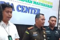 Kepala Kejari Lombok Timur, Hendro Warsisto, S.H., M.H., saat mengumumkan penetapan dua tersangka baru kasus Korupsi Chromebook, yakni LH (Wiraswasta), Direktur PT. Temprina Media Grafika, dan LA (Wiraswasta), Direktur PT. Dinamika Indo Media. (Foto: Lombokini.com).