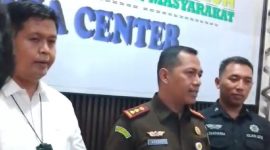 Kepala Kejari Lombok Timur, Hendro Warsisto, S.H., M.H., saat mengumumkan penetapan dua tersangka baru kasus Korupsi Chromebook, yakni LH (Wiraswasta), Direktur PT. Temprina Media Grafika, dan LA (Wiraswasta), Direktur PT. Dinamika Indo Media. (Foto: Lombokini.com).