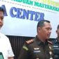 Kepala Kejari Lombok Timur, Hendro Warsisto, S.H., M.H., saat mengumumkan penetapan dua tersangka baru kasus Korupsi Chromebook, yakni LH (Wiraswasta), Direktur PT. Temprina Media Grafika, dan LA (Wiraswasta), Direktur PT. Dinamika Indo Media. (Foto: Lombokini.com).