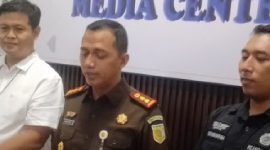 Kajari Lombok Timur, Hendro Wasisto, ungkap aliran dana kasus korupsi Chromebook. (Foto: Lombokini.com).