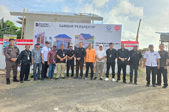Pose foto bersama DKP Lotim, Kejari Lombok Timur dan Kejati NTB saat mendampingi kunjungan tim Jamintel Kejagung untuk memantau progres pembangunan Kampung Nelayan Merah Putih (KNMP) di Ekas Buana, Jerowaru, Kamis, 27 November 2025. (Foto: Lombokini.com).