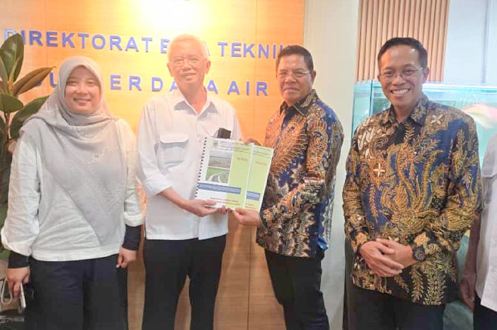 Bupati Lombok Timur, Haerul Warisin, menyerahkan proposal usulan perluasan irigasi Pandandure dan penanganan abrasi. (Foto: Lombokini.com/Humas Pemkab Lotim).

