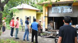 Wakil Bupati Lombok Timur, H. Moh. Edwin Hadiwijaya Pimpin Langsung Kerja Bakti Amankan Aset Pasar Kuliner Kelayu. (Foto: Lombokini.com).