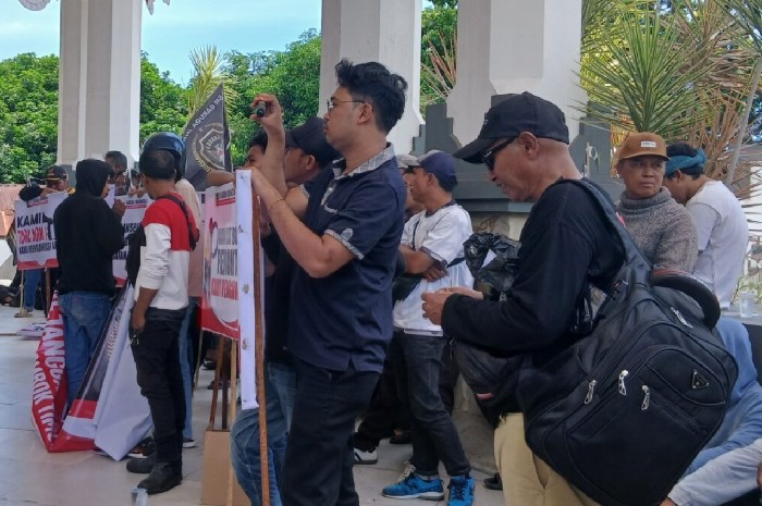 LSM Garuda Tuntut DPRD Lotim Transparan dan Patuh Regulasi dalam Penyusunan Anggaran. (Foto: Lombokini.com).