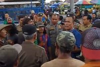 Pedagang Pasar Paok Motong Resah, Satpol PP Lombok Timur Tertibkan Pasar Bayangan. (Foto: Lombokini.com).