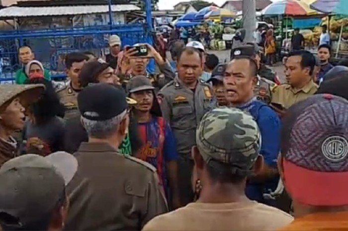 Pedagang Pasar Paok Motong Resah, Satpol PP Lombok Timur Tertibkan Pasar Bayangan. (Foto: Lombokini.com).