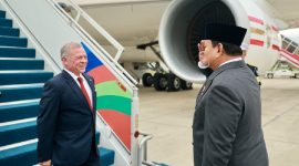 Presiden Prabowo menyambut kedatangan Raja Yordania Abdullah II di Lanud Halim Perdanakusuma, Jakarta, Jumat 14 November 2025. (Foto: Lombokini.com).