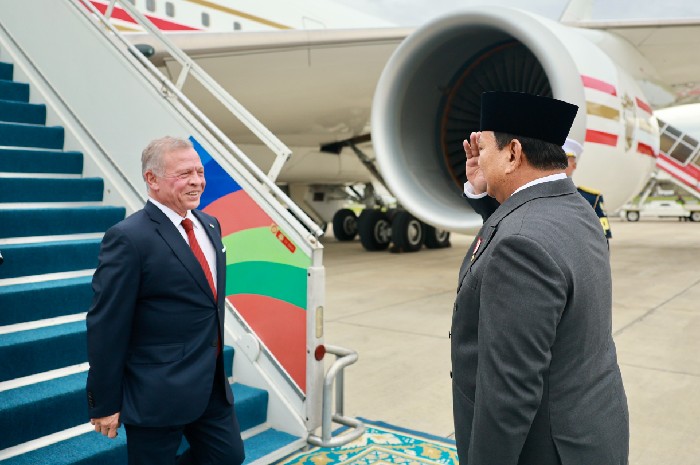 Presiden Prabowo menyambut kedatangan Raja Yordania Abdullah II di Lanud Halim Perdanakusuma, Jakarta, Jumat 14 November 2025. (Foto: Lombokini.com).