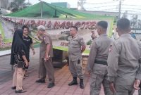 Satpol PP Lombok Timur Tertibkan PKL dan Parkir Liar di Kawasan RTP Pancor, Selasa 4 November 2025. (Foto: Lombokini.com).