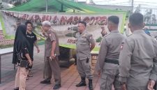 Satpol PP Lombok Timur Tertibkan PKL dan Parkir Liar di Kawasan RTP Pancor, Selasa 4 November 2025. (Foto: Lombokini.com).