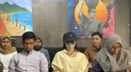 Deni Apriadi atau'Sister Hong Lombok' (tengah, baju kuning) membantah tuduhan penipuan dan pelecehan ibadah dalam klarifikasi pers di Mataram, Ahad 16 November 2025. (Foto: Lombokini.com).