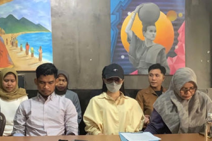 Deni Apriadi atau'Sister Hong Lombok' (tengah, baju kuning) membantah tuduhan penipuan dan pelecehan ibadah dalam klarifikasi pers di Mataram, Ahad 16 November 2025. (Foto: Lombokini.com).