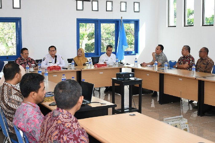 Wabup Lombok Timur H. Moh. Edwin Hadiwijaya membahas pembiayaan berkelanjutan dalam rapat koordinasi bersama direksi PT Selaparang Finansial, Rabu 5 November 2025. (Foto: Lombokini.com).