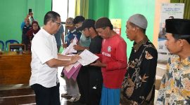 Wabup Edwin Hadiwijaya Serahkan Santunan dan Dokumen pada Puncak Pesona Budaya Pengadangan, Sabtu 15 November 2025. (Foto: Lombokini.com).