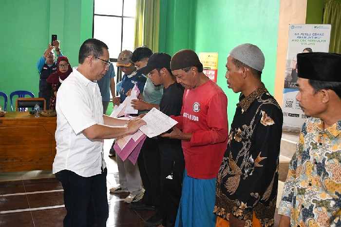 Wabup Edwin Hadiwijaya Serahkan Santunan dan Dokumen pada Puncak Pesona Budaya Pengadangan, Sabtu 15 November 2025. (Foto: Lombokini.com).