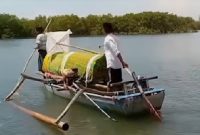 Berkubang dalam Keterisolasian, Warga Seriwe Menantang Arus Deras untuk Sekolah dan Antar Jenazah. (Foto: Lombokini.com/Tangkapan Layar).