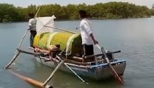 Berkubang dalam Keterisolasian, Warga Seriwe Menantang Arus Deras untuk Sekolah dan Antar Jenazah. (Foto: Lombokini.com/Tangkapan Layar).