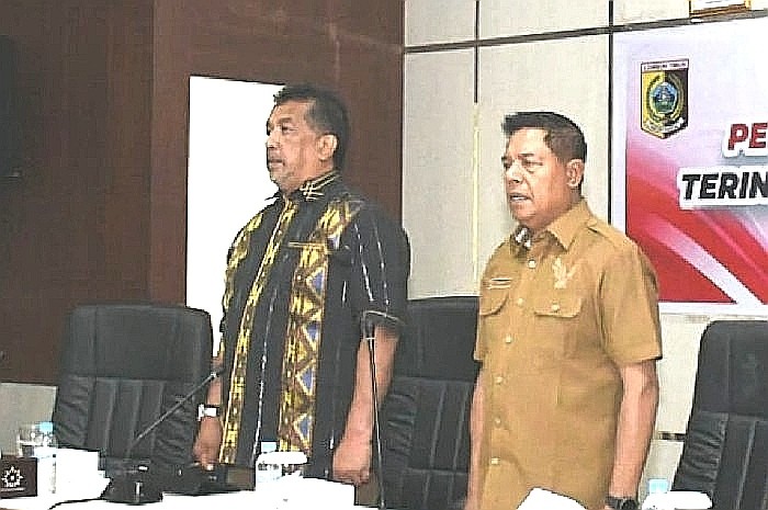 Ketua Korsupgah Wilayah V KPK, Dian Patria dan Bupati Lombok Timur, Haerul Warisin saat Rapat Koordinasi Pencegahan Tindak Pidana Korupsi Terintegrasi di Kantor Bupati Lombok Timur, Senin 8 Desember 2025. (Foto: Lombokini.com).