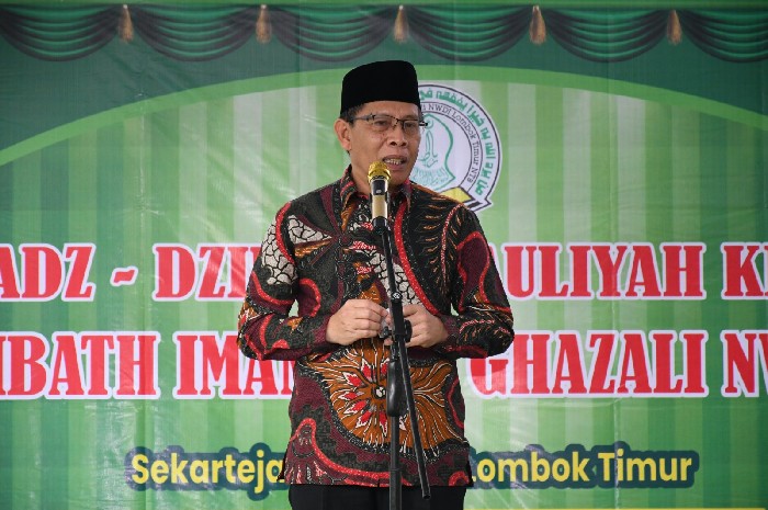 Wakil Bupati Lombok Timur H. Moh. Edwin Hadiwijaya berpidato dan mengajak semua pihak berkolaborasi dengan lembaga sosial dalam Haul XI Ribath Imam Al-Ghazali NWDI, Ahad 7 Desember 2025. (Foto: Lombokini.com/Pemkab Lotim).