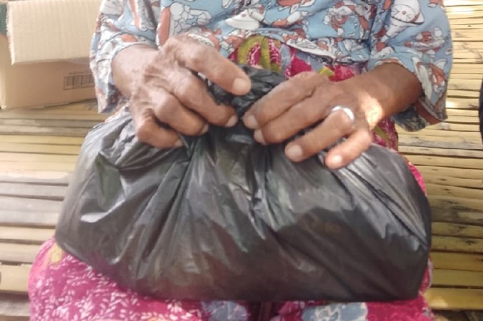 Guru Lauq Indonesia Teguhkan Komitmen Sosial, Bantu Lansia di Lombok Timur. (Foto: Lombokini.com).