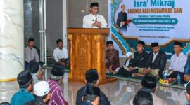Wakil Bupati Lombok Timur H. Moh. Edwin Hadiwijaya mengumumkan alokasi anggaran Rp 250 miliar untuk perbaikan 59 ruas jalan dalam acara Peringatan Isra Miraj di Desa Telaga Waru, Pringgabaya, Sabtu 27 Desember 2025. (Foto: Lombokini.com).
