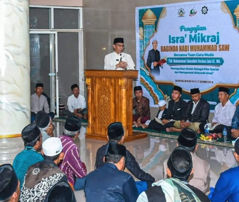 Wakil Bupati Lombok Timur H. Moh. Edwin Hadiwijaya mengumumkan alokasi anggaran Rp 250 miliar untuk perbaikan 59 ruas jalan dalam acara Peringatan Isra Miraj di Desa Telaga Waru, Pringgabaya, Sabtu 27 Desember 2025. (Foto: Lombokini.com).