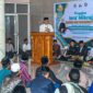 Wakil Bupati Lombok Timur H. Moh. Edwin Hadiwijaya mengumumkan alokasi anggaran Rp 250 miliar untuk perbaikan 59 ruas jalan dalam acara Peringatan Isra Miraj di Desa Telaga Waru, Pringgabaya, Sabtu 27 Desember 2025. (Foto: Lombokini.com).