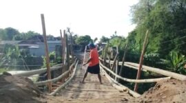 Warga Swadaya Bangun Jembatan Bambu: Janji Bupati Berbalik Jadi Bumerang. (Foto: Lombokini.com).