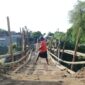 Warga Swadaya Bangun Jembatan Bambu: Janji Bupati Berbalik Jadi Bumerang. (Foto: Lombokini.com).