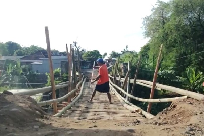 Warga Swadaya Bangun Jembatan Bambu: Janji Bupati Berbalik Jadi Bumerang. (Foto: Lombokini.com).
