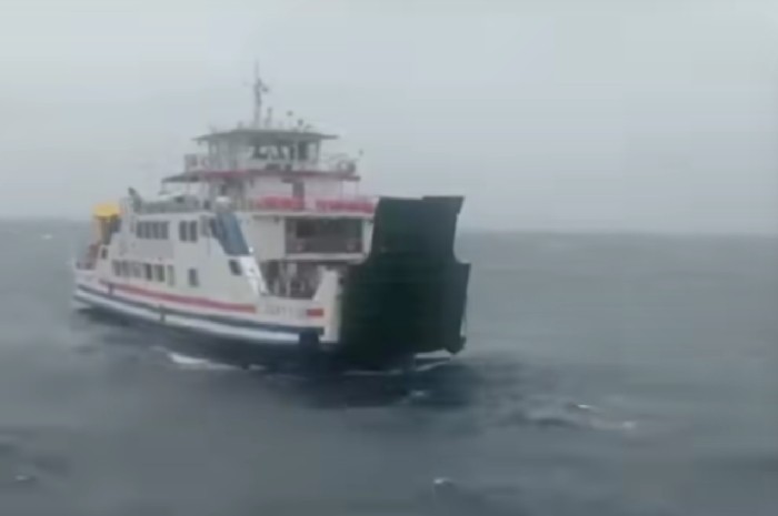 ASDP Pantau Cuaca 24 Jam, Layanan Penyeberangan Kayangan-Poto Tano Belum Ditutup. (Foto: Lombokini.com).