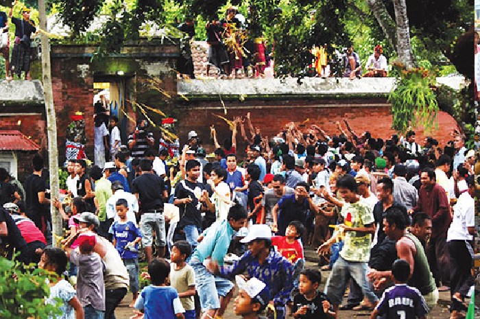 Perang Topat Bukan Toleransi. (Foto: Lombokini.com/Lombokbaratkab.go.id).