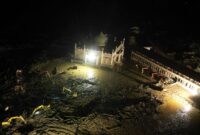 Diterangi Cahaya Terbatas, Alat Berat Lanjutkan Pembersihan di Aceh Tamiang. (Foto: Lombokini.om).