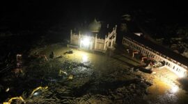 Diterangi Cahaya Terbatas, Alat Berat Lanjutkan Pembersihan di Aceh Tamiang. (Foto: Lombokini.om).