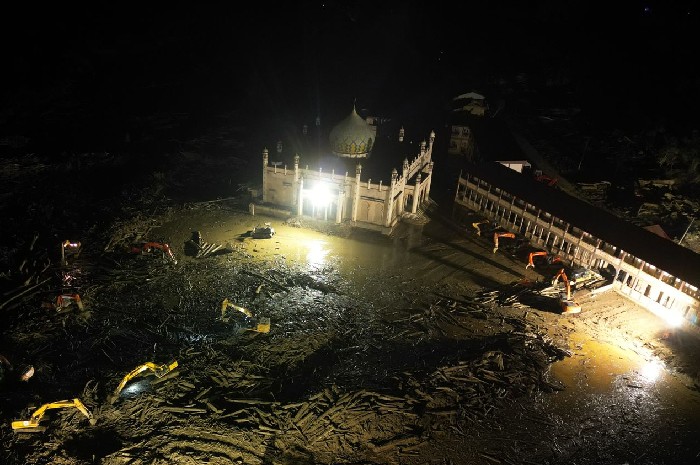 Diterangi Cahaya Terbatas, Alat Berat Lanjutkan Pembersihan di Aceh Tamiang. (Foto: Lombokini.om).