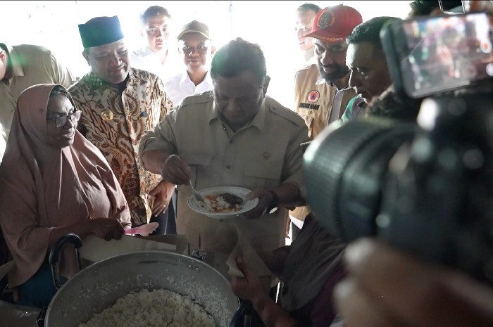 Presiden Prabowo Cicipi Langsung Masakan Pengungsi di Aceh, Pastikan Gizi dan Kelayakan Makanan. (Foto: Lombokini.com).