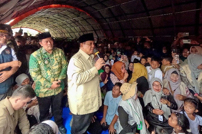 Presiden Prabowo meninjau posko pengungsian di Masjid Al Abrar, Takengon, Aceh, dan menegaskan komitmen pemerintah untuk mempercepat pemulihan pascabanjir bandang. (Foto: Lombokini.com).
