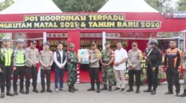 Kapolres Lombok Timur KBP I Komang Sarjana,S.I.K., S.H., meninjau langsung Pos Pengamanan Natal dan Tahun Baru di Kayangan serta memberikan bantuan pendukung untuk petugas yang bertugas, Sabtu 27 Desember 2025. (Foto: Lombokini.com).