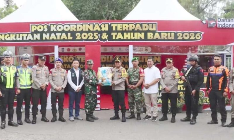 Kapolres Lombok Timur KBP I Komang Sarjana,S.I.K., S.H., meninjau langsung Pos Pengamanan Natal dan Tahun Baru di Kayangan serta memberikan bantuan pendukung untuk petugas yang bertugas, Sabtu 27 Desember 2025. (Foto: Lombokini.com).