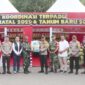 Kapolres Lombok Timur KBP I Komang Sarjana,S.I.K., S.H., meninjau langsung Pos Pengamanan Natal dan Tahun Baru di Kayangan serta memberikan bantuan pendukung untuk petugas yang bertugas, Sabtu 27 Desember 2025. (Foto: Lombokini.com).