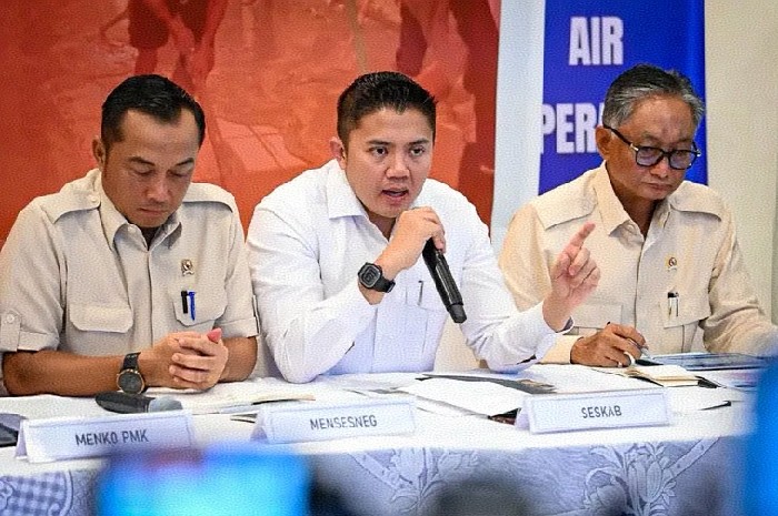 Seskab Teddy Tegaskan Penanganan Bencana Sumatera Berjalan Masif. (Foto: Lombokini.com).