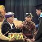 Seorang wisudawan menerima ritual 'Sembeq Buraq' dalam prosesi wisuda unik Institut Elkatarie Lombok Timur, Senin 29 Desember 2025. Ritual adat ini menandai integrasi budaya Sasak dalam kegiatan akademik kampus. (Foto: Lombokini.com).

