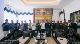 Bupati Lombok Timur Haerul Warisin berfoto bersama perwakilan massa aksi usai pertemuan di Pendopo Bupati, Jumat 23 Januari 2026. Dalam dialog tersebut, ia berjanji menindaklanjuti tuntutan sesuai aturan. (Lombokini.com).